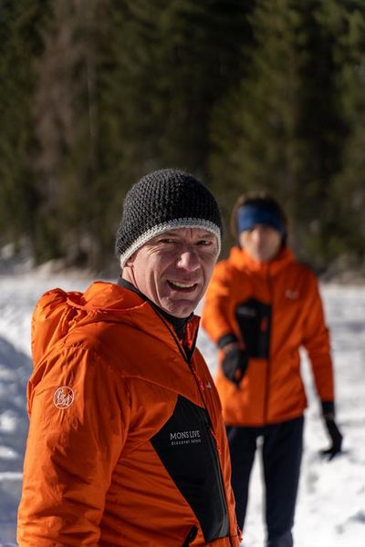Im Rahmen des Events MonsLive erlaufen sich Sternekoch Chris Oberhammer (vorn) und Ex-Marathonläufer Gianni Poli kulinarische Erlebnisse in ganz Südtirol bei den bäuerlichen Direktvermarktern der Marke „Roter Hahn“