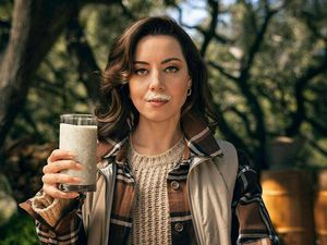 Schauspielerin Aubrey Plaza: Ist sie mit der Werbung für die Holz-Milch auf dem Holzweg? Schauspielerin Aubrey Plaza: Ist sie mit der Werbung für die Holz-Milch auf dem Holzweg?