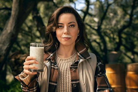 Schauspielerin Aubrey Plaza: Ist sie mit der Werbung für die Holz-Milch auf dem Holzweg?