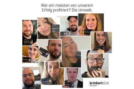 Stolze Inhaber:innen einer Bahncard100