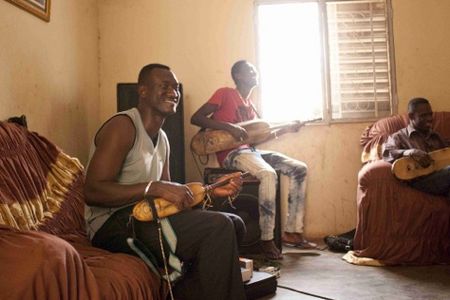 Bassekou Kouyate Konzert Griot-Musik. Bassekou Kouyate gilt als der führende Ngoni-Spieler der Welt, der die traditionelle Griot-Musik revolutionierte