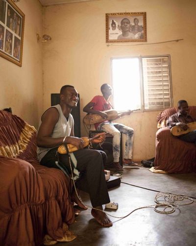 Bassekou Kouyate Konzert Griot-Musik. Bassekou Kouyate gilt als der führende Ngoni-Spieler der Welt, der die traditionelle Griot-Musik revolutionierte