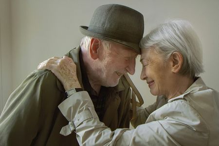 "Anfang 80" - Anrührendes Drama von Sabine Hiebler und Gerhard Ertl um einen sehr späten Liebesfrühling