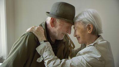 "Anfang 80" - Anrührendes Drama von Sabine Hiebler und Gerhard Ertl um einen sehr späten Liebesfrühling