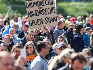 Zehntausende demonstrierten am Wochenende in Stuttgart, Berlin, München und Frankfurt am Main gegen die Corona-Massnahmen Zehntausende demonstrierten am Wochenende in Stuttgart, Berlin, München und Frankfurt am Main gegen die Corona-Massnahmen