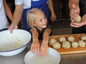 Wie macht man eigentlich Knoedel? Auf den Familienhoefen von Roter Hahn zeigt’s die Suedtiroler Baeuerin ihren Gaesten gern Wie macht man eigentlich Knoedel? Auf den Familienhoefen von Roter Hahn zeigt’s die Suedtiroler Baeuerin ihren Gaesten gern