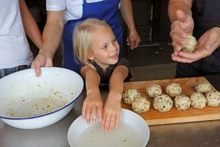 Wie macht man eigentlich Knoedel? Auf den Familienhoefen von Roter Hahn zeigt’s die Suedtiroler Baeuerin ihren Gaesten gern