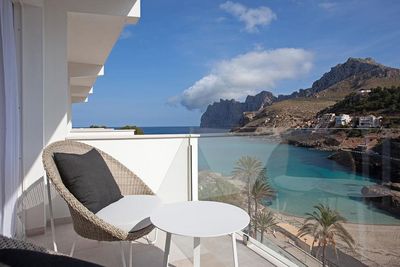 Ob beim Sonnenbaden oder Sundowner – alle Gäste des frisch renovierten Grupotel Molins auf Mallorca haben Meerblick über die Cala Molins
