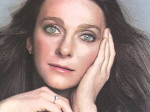 JUDY COLLINS begann ihre beeindruckende Musikkarriere im Alter von 13 Jahren als Klavier-Wunderkind JUDY COLLINS begann ihre beeindruckende Musikkarriere im Alter von 13 Jahren als Klavier-Wunderkind