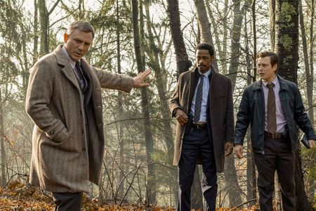 Daniel Craig, Lakeith Stanfield und Noah Segan in, MORD IST FAMILIENSACHE