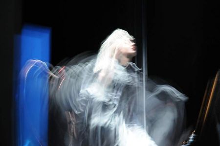 theater rigiblick tranceforms multimediale Tanzperformance von Maya Farner