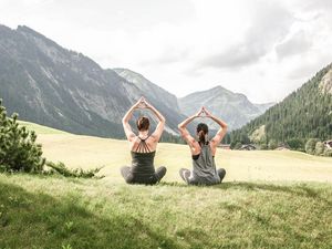 Bewegung mit Blick – als Top-Adresse für Sport- und Gesundheitsbegeisterte stehen im österreichischen Hotel Jungbrunn wöchentlich kostenlose Yoga-Sessions auf dem Programm Bewegung mit Blick – als Top-Adresse für Sport- und Gesundheitsbegeisterte stehen im österreichischen Hotel Jungbrunn wöchentlich kostenlose Yoga-Sessions auf dem Programm