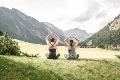 Bewegung mit Blick – als Top-Adresse für Sport- und Gesundheitsbegeisterte stehen im österreichischen Hotel Jungbrunn wöchentlich kostenlose Yoga-Sessions auf dem Programm
