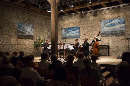 Foto der camerata freden aus der Hauptspielstätte, der Fredener Zehntscheune