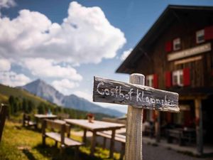 Wer sich nicht vom weiten Panoramablick über den Meraner Talkessel trennen kann, übernachtet in den gemütlichen Zimmern des Gasthofs Klammeben oberhalb von Schenna Wer sich nicht vom weiten Panoramablick über den Meraner Talkessel trennen kann, übernachtet in den gemütlichen Zimmern des Gasthofs Klammeben oberhalb von Schenna