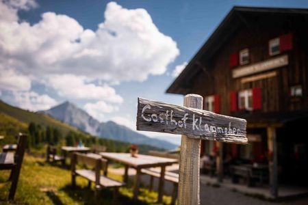 Wer sich nicht vom weiten Panoramablick über den Meraner Talkessel trennen kann, übernachtet in den gemütlichen Zimmern des Gasthofs Klammeben oberhalb von Schenna