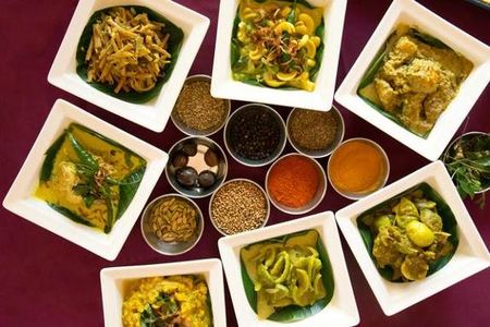 Wuerzige asiatische Gemuese und Fisch Currys sind wesentlicher Bestandteil der ayurvedischen Kueche in den Barberyn Resorts auf Sri Lanka
