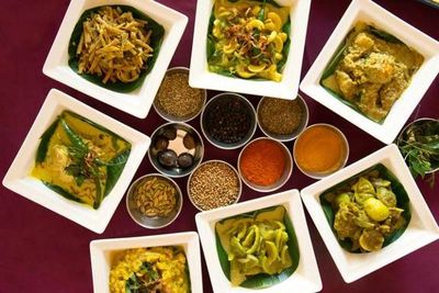 Wuerzige asiatische Gemuese und Fisch Currys sind wesentlicher Bestandteil der ayurvedischen Kueche in den Barberyn Resorts auf Sri Lanka