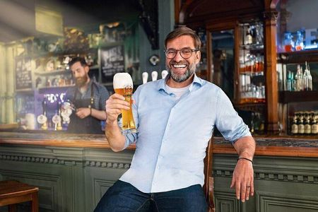 Juergen Klopp im legendaeren Pub Dovedale Towers in der Penny Lane
