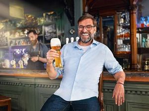 Juergen Klopp im legendaeren Pub Dovedale Towers in der Penny Lane Juergen Klopp im legendaeren Pub Dovedale Towers in der Penny Lane