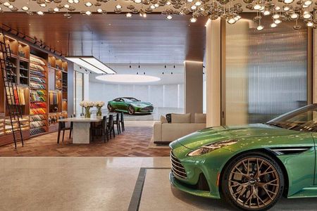 Edle Boliden im Wohnzimmer-Interieur