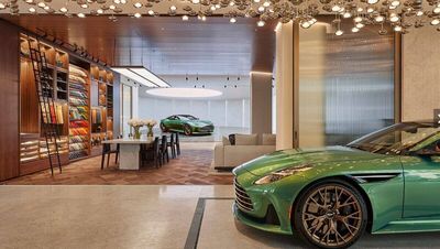 Edle Boliden im Wohnzimmer-Interieur