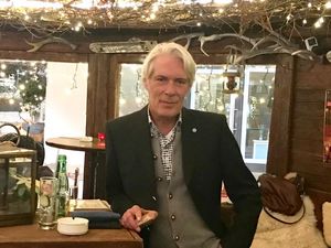 Gottfried Böhmer von der Gesellschaft Freunde der Kuenste schaut sich den Autor Hans Peter Riegel genauer an Gottfried Böhmer von der Gesellschaft Freunde der Kuenste schaut sich den Autor Hans Peter Riegel genauer an