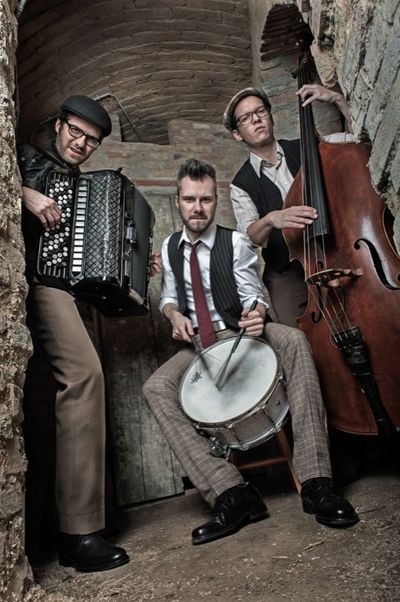 Christian Bakanic's Trio Infernal setzt das Akkordeon geschickt ein Christian Bakanic's Trio Infernal setzt das Akkordeon geschickt ein