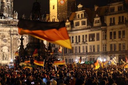Die Medien und Politiker wollen Pegida ausmerzen.