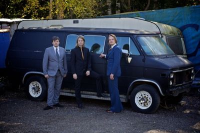 Musik Jazz: Morten Qvenilds Piano Trio IN THE COUNTRY pendelt zwischen Tradition und Experiment, Minimalismus, Elegischen Melodien und Hymnischer Kraft - Neues Album SUNSET SUNRISE