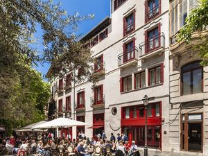 Auf der Restaurant-Terrasse des Hotel Cort genießen Mallorca-Besucher und Einheimische mediterrane Spezialitäten und erfrischen sich mit einem kühlen Drink Auf der Restaurant-Terrasse des Hotel Cort genießen Mallorca-Besucher und Einheimische mediterrane Spezialitäten und erfrischen sich mit einem kühlen Drink