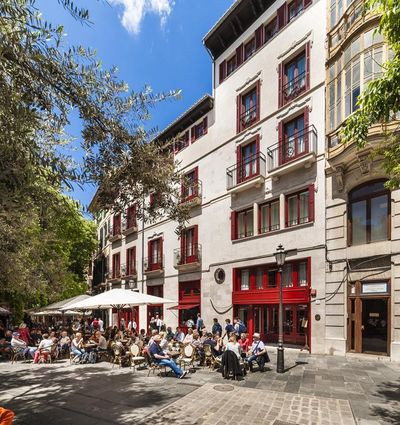 Auf der Restaurant-Terrasse des Hotel Cort genießen Mallorca-Besucher und Einheimische mediterrane Spezialitäten und erfrischen sich mit einem kühlen Drink