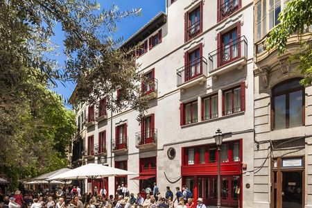 Auf der Restaurant-Terrasse des Hotel Cort genießen Mallorca-Besucher und Einheimische mediterrane Spezialitäten und erfrischen sich mit einem kühlen Drink