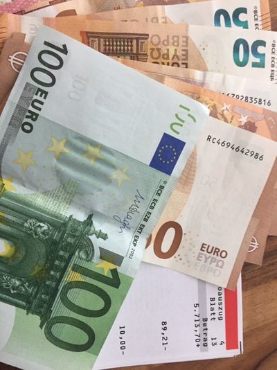 Pustekuchen  Geld braucht man. Aber Geld macht nicht gluecklich