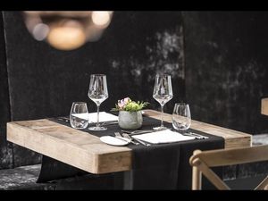 Im Südtiroler Restaurant Schmied in Schenna wird alpin-mediterrane Kulinarik in geradlinigem Ambiente serviert Im Südtiroler Restaurant Schmied in Schenna wird alpin-mediterrane Kulinarik in geradlinigem Ambiente serviert