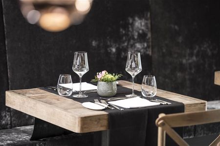 Im Südtiroler Restaurant Schmied in Schenna wird alpin-mediterrane Kulinarik in geradlinigem Ambiente serviert