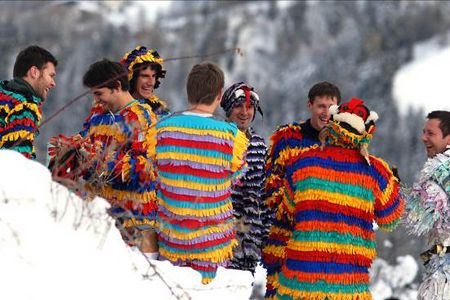Burschen aus dem Vinschgauer Bergdorf Stilfs beim Nikolaus-Brauch