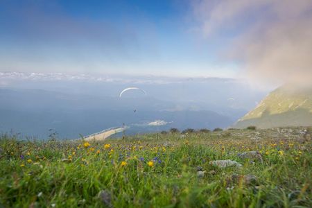 Beim Paragleiten in Schenna/Südtirol haben Flug-Novizen die Wahl zwischen fünf verschiedenen Flugrouten hoch über Meran
