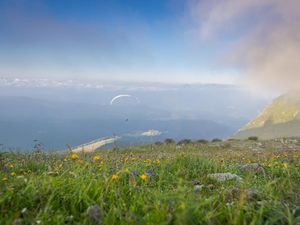 Beim Paragleiten in Schenna/Südtirol haben Flug-Novizen die Wahl zwischen fünf verschiedenen Flugrouten hoch über Meran Beim Paragleiten in Schenna/Südtirol haben Flug-Novizen die Wahl zwischen fünf verschiedenen Flugrouten hoch über Meran