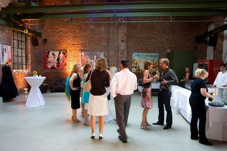 Kleider machen Leute auch fuer Vernissagen gilt der richtige Dresscode wenn man eine Ausstellung besucht