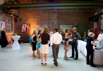 Kleider machen Leute auch fuer Vernissagen gilt der richtige Dresscode wenn man eine Ausstellung besucht