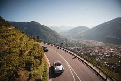 Die aussichtsreiche Genuss-Rallye Suedtirol Classic Golden Edition lockt wie jeden Oktober Oldtimer-Liebhaber in die Suedtiroler Region in und um Schenna