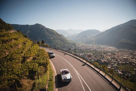 Die aussichtsreiche Genuss-Rallye Suedtirol Classic Golden Edition lockt wie jeden Oktober Oldtimer-Liebhaber in die Suedtiroler Region in und um Schenna
