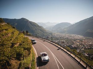 Die aussichtsreiche Genuss-Rallye Suedtirol Classic Golden Edition lockt wie jeden Oktober Oldtimer-Liebhaber in die Suedtiroler Region in und um Schenna Die aussichtsreiche Genuss-Rallye Suedtirol Classic Golden Edition lockt wie jeden Oktober Oldtimer-Liebhaber in die Suedtiroler Region in und um Schenna