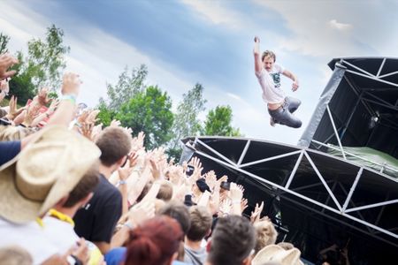 The Subways beim Stagediving beim Szene Openair 2012