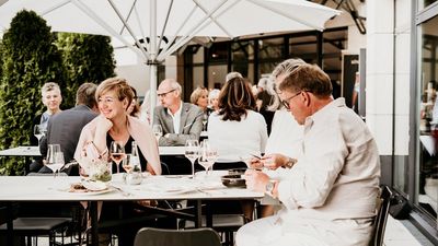 Stimmungsvoller Sommerausklang mit Live-Musik und Hummer-Barbecue – am 23. Oktober 2021 empfängt das Hotel Vier Jahreszeiten Starnberg Gäste zum Terrassen-Closing