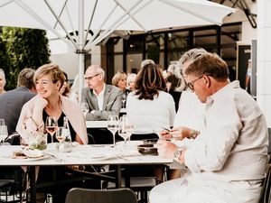 Stimmungsvoller Sommerausklang mit Live-Musik und Hummer-Barbecue – am 23. Oktober 2021 empfängt das Hotel Vier Jahreszeiten Starnberg Gäste zum Terrassen-Closing Stimmungsvoller Sommerausklang mit Live-Musik und Hummer-Barbecue – am 23. Oktober 2021 empfängt das Hotel Vier Jahreszeiten Starnberg Gäste zum Terrassen-Closing