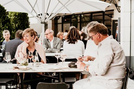 Stimmungsvoller Sommerausklang mit Live-Musik und Hummer-Barbecue – am 23. Oktober 2021 empfängt das Hotel Vier Jahreszeiten Starnberg Gäste zum Terrassen-Closing