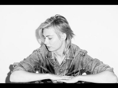 Anna Ternheim spielt Gitarre und schreibt Songs