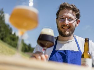 Die Südtiroler Bierszene ist groß, doch nur wenige Produzenten stellen ihren Gerstensaft ausschließlich aus dem eigenen Getreide her wie die bäuerlichen Brauer der Qualitätsmarke Roter Hahn Die Südtiroler Bierszene ist groß, doch nur wenige Produzenten stellen ihren Gerstensaft ausschließlich aus dem eigenen Getreide her wie die bäuerlichen Brauer der Qualitätsmarke Roter Hahn